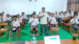 Perwakilan Satpol PP Kabupaten Malaka, Agustinus Werenfridus Ati, S.Fil., saat membawakan materi hukum bagi pengurus OSIS SMPK Sulama Kada dalam kegiatan LKTDS/dok ml/Timornesia