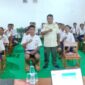 Perwakilan Satpol PP Kabupaten Malaka, Agustinus Werenfridus Ati, S.Fil., saat membawakan materi hukum bagi pengurus OSIS SMPK Sulama Kada dalam kegiatan LKTDS/dok ml/Timornesia