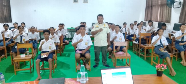 Perwakilan Satpol PP Kabupaten Malaka, Agustinus Werenfridus Ati, S.Fil., saat membawakan materi hukum bagi pengurus OSIS SMPK Sulama Kada dalam kegiatan LKTDS/dok ml/Timornesia