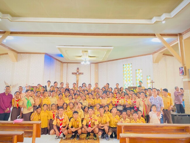 Pramuka SMPK Sulama Kada pose bersama usai tanggung koor sambut hari minggu di gereja Katolik St. Michael Kada, Minggu 15/2/2026/dok pramuka/smpk Sulama kada/ML/Timornesia
