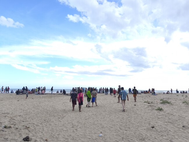 Ket foto : situasi Pantai Cemara Abudenok saat operasi pencarian Dito (15) yang tenggelam/dok pribadi/Timornesia