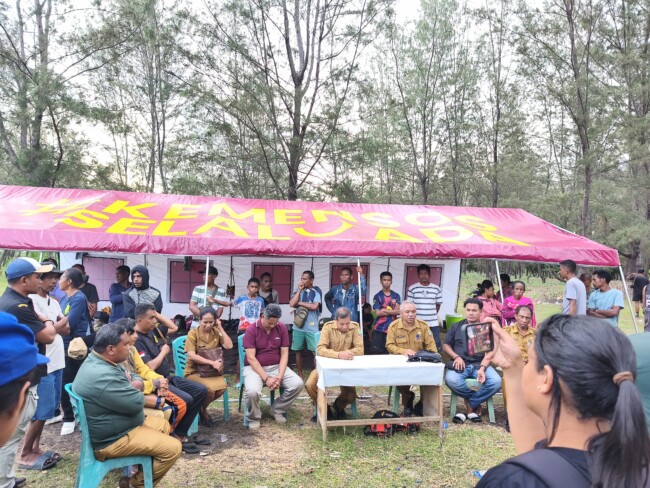 Sekda Malaka didampingi Asisten II dan III Setda Malaka mengunjungi keluarga Dito dan tim gabungan di pantai Cemara Abudenok, Selasa 3/2/2026/dok pribadi/Timornesia
