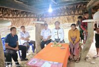 Bupati Malaka dr. Stefanus Bria Seran, MPH bersama pejabat daerah mengunjungi keluarga Dito Faot di Desa Niti, Rabu 11/2/2026/dok istimewa/Timornesia