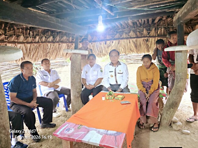 Bupati Malaka dr. Stefanus Bria Seran, MPH bersama pejabat daerah mengunjungi keluarga Dito Faot di Desa Niti, Rabu 11/2/2026/dok istimewa/Timornesia