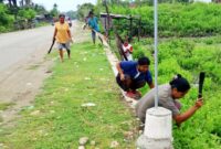 Masyarakat Desa Naas, Kecamatan Malaka Barat membersihkan bahu jalan utama Besikama-Betun, Jumat 13/2/2026/dok Desa Naas/Timornesia