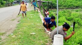Masyarakat Desa Naas, Kecamatan Malaka Barat membersihkan bahu jalan utama Besikama-Betun, Jumat 13/2/2026/dok Desa Naas/Timornesia