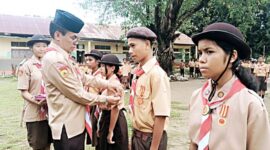 Ketua Kwarcab Gerakan Pramuka Malaka Petrus Bria Seran Lantik Penggalang Rakit dan Terap di SMP Katolik Sulama Kada/dok ml/Timornesia