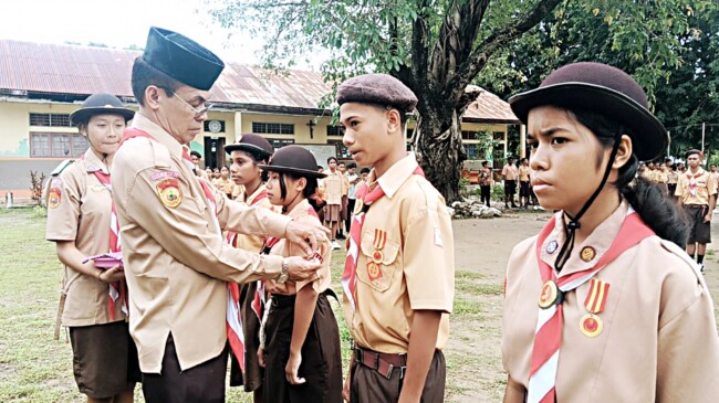 Ketua Kwarcab Gerakan Pramuka Malaka Petrus Bria Seran Lantik Penggalang Rakit dan Terap di SMP Katolik Sulama Kada/dok ml/Timornesia