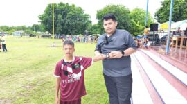 Joshua Nahak pemain SSB Rinhat U12 dapat jam tangan dari Direktur Olahraga PS Malaka dr. Dionisius Christian Bria Seran, Sp. OG usai mencetak dua gol melawan SSB Malaka Barat di laga semi final Piala Bupati Malaka seri I tahun 2026/dok pribadi/Timornesia