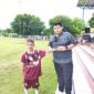 Joshua Nahak pemain SSB Rinhat U12 dapat jam tangan dari Direktur Olahraga PS Malaka dr. Dionisius Christian Bria Seran, Sp. OG usai mencetak dua gol melawan SSB Malaka Barat di laga semi final Piala Bupati Malaka seri I tahun 2026/dok pribadi/Timornesia