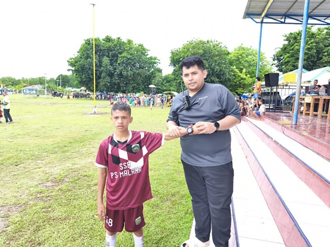 Joshua Nahak pemain SSB Rinhat U12 dapat jam tangan dari Direktur Olahraga PS Malaka dr. Dionisius Christian Bria Seran, Sp. OG usai mencetak dua gol melawan SSB Malaka Barat di laga semi final Piala Bupati Malaka seri I tahun 2026/dok pribadi/Timornesia