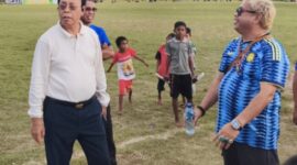 Bupati Malaka dr. Stefanus Bria Seran, MPH bersama Ketua PSSI Kabupaten Malaka Adrianus Bria Seran disela pertandingan semi final Piala Bupati Malaka Seri I tahun 2026 di lapangan Haitimuk/dok pribadi/Timornesia