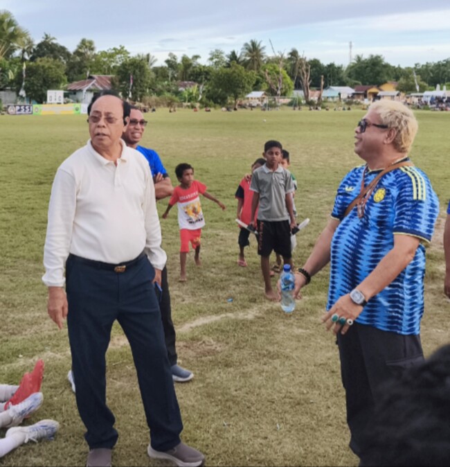 Bupati Malaka dr. Stefanus Bria Seran, MPH bersama Ketua PSSI Kabupaten Malaka Adrianus Bria Seran disela pertandingan semi final Piala Bupati Malaka Seri I tahun 2026 di lapangan Haitimuk/dok pribadi/Timornesia