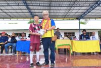 Ketua PSSI Kabupaten Malaka Sekaligus Ketua SSB Kabupaten Malaka memberikan buku tulis dan uang tunai kepada pemain SSB yang dinilai paling menonjol saat pertandingan semi final Piala Bupati Malaka seri I tahun 2026/dok pribadi/Timornesia