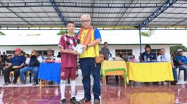 Ketua PSSI Kabupaten Malaka Sekaligus Ketua SSB Kabupaten Malaka memberikan buku tulis dan uang tunai kepada pemain SSB yang dinilai paling menonjol saat pertandingan semi final Piala Bupati Malaka seri I tahun 2026/dok pribadi/Timornesia