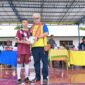 Ketua PSSI Kabupaten Malaka Sekaligus Ketua SSB Kabupaten Malaka memberikan buku tulis dan uang tunai kepada pemain SSB yang dinilai paling menonjol saat pertandingan semi final Piala Bupati Malaka seri I tahun 2026/dok pribadi/Timornesia