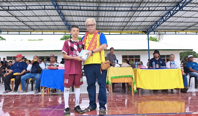 Ketua PSSI Kabupaten Malaka Sekaligus Ketua SSB Kabupaten Malaka memberikan buku tulis dan uang tunai kepada pemain SSB yang dinilai paling menonjol saat pertandingan semi final Piala Bupati Malaka seri I tahun 2026/dok pribadi/Timornesia