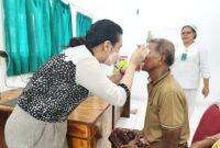 Salah satu pasien sedang melakukan pemeriksaan mata oleh dokter spesialis di ruang poli mata RSUPP Betun, Jumat 20/2/2026/dok pribadi/Timornesia