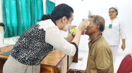 Salah satu pasien sedang melakukan pemeriksaan mata oleh dokter spesialis di ruang poli mata RSUPP Betun, Jumat 20/2/2026/dok pribadi/Timornesia