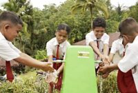 Sejumlah anak sekolah dasar sedang menikmati air bersih yang diresmikan Gugah Nurani Indonesia (GNI)/dok istimewa/GNI/Timornesia