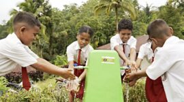 Sejumlah anak sekolah dasar sedang menikmati air bersih yang diresmikan Gugah Nurani Indonesia (GNI)/dok istimewa/GNI/Timornesia