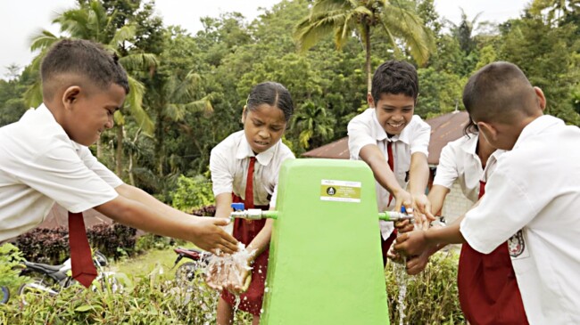 Sejumlah anak sekolah dasar sedang menikmati air bersih yang diresmikan Gugah Nurani Indonesia (GNI)/dok istimewa/GNI/Timornesia