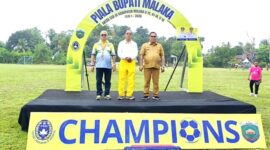Bupati Malaka dr. Stefanus Bria Seran, MPH didampingi Wakil Bupati Henri Melki Simu dan Ketua PSSI sekaligus Ketua SSB Kabupaten Malaka juga Ketua DPRD Kabupaten Malaka Adrianus Bria Seran pose bersama di partai puncak Piala Bupati Malaka seri I tahun 2026/dok istimewa/Timornesia