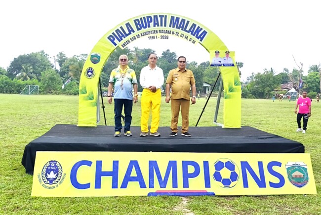 Bupati Malaka dr. Stefanus Bria Seran, MPH didampingi Wakil Bupati Henri Melki Simu dan Ketua PSSI sekaligus Ketua SSB Kabupaten Malaka juga Ketua DPRD Kabupaten Malaka Adrianus Bria Seran pose bersama di partai puncak Piala Bupati Malaka seri I tahun 2026/dok istimewa/Timornesia