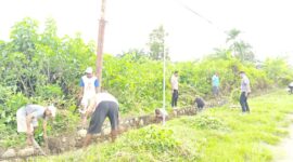 Pj Kepala Desa Motaulun Rofinus Seran pimpin para perangkat desa bersihkan saluran di sepanjang jalan utama Besikama-Betun, Sabtu 28/2/2026/dok pribadi/Timornesia