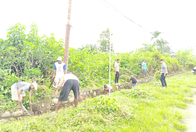 Pj Kepala Desa Motaulun Rofinus Seran pimpin para perangkat desa bersihkan saluran di sepanjang jalan utama Besikama-Betun, Sabtu 28/2/2026/dok pribadi/Timornesia