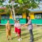 Kepala Sekolah SDI Kleseleon Agustinus Seran memberikan hadiah kepada dua siswa yang membela SSB Weliman di Piala Bupati Malaka Seri I tahun 2026/dok A's/Timornesia