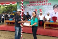 Project manager Manggarai Barat Comunity Development GNI Vinsensius Yosef Bana saat menerima penghargaan dari Pemkab Manggarai Barat/dok pribadi/Timornesia