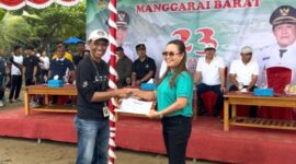 Project manager Manggarai Barat Comunity Development GNI Vinsensius Yosef Bana saat menerima penghargaan dari Pemkab Manggarai Barat/dok pribadi/Timornesia