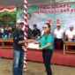 Project manager Manggarai Barat Comunity Development GNI Vinsensius Yosef Bana saat menerima penghargaan dari Pemkab Manggarai Barat/dok pribadi/Timornesia