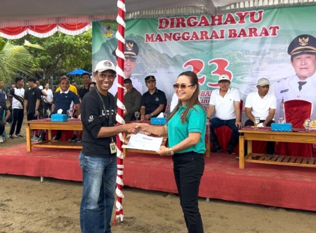 Project manager Manggarai Barat Comunity Development GNI Vinsensius Yosef Bana saat menerima penghargaan dari Pemkab Manggarai Barat/dok pribadi/Timornesia