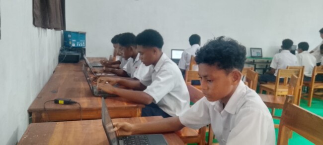 Siswa SMPK Sulama Kada serius mengikuti simulasi Tes Kompetensi Akademik (TKA)/dok pribadi/ML/Timornesia