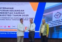 Bupati Malaka, dr. Stefanus Bria Seran, MPH, secara resmi menyerahkan Laporan Keuangan Pemerintah Daerah (LKPD) Kabupaten Malaka Tahun Anggaran 2025 kepada Kepala Perwakilan Badan Pemeriksa Keuangan (BPK) Provinsi Nusa Tenggara Timur, Selasa 31/3/2026/dok istimewa/hk/Timornesia