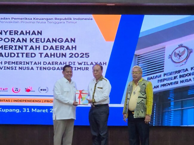 Bupati Malaka, dr. Stefanus Bria Seran, MPH, secara resmi menyerahkan Laporan Keuangan Pemerintah Daerah (LKPD) Kabupaten Malaka Tahun Anggaran 2025 kepada Kepala Perwakilan Badan Pemeriksa Keuangan (BPK) Provinsi Nusa Tenggara Timur, Selasa 31/3/2026/dok istimewa/hk/Timornesia