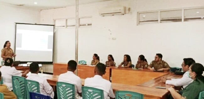 Direktur RSUPP Betun Oktelin Kurniawati Kaswadie buka kegiatan orientasi bagi karyawan baru/dok pribadi/Timornesia