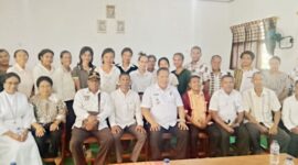 Wakil Bupati Malaka Henri Melki Simu pose bersama guru-guru SMPK Sulama Kada dalam sebuah kunjungan kerja/dok pribadi/Timornesia