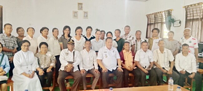 Wakil Bupati Malaka Henri Melki Simu pose bersama guru-guru SMPK Sulama Kada dalam sebuah kunjungan kerja/dok pribadi/Timornesia