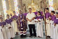 Wakil Bupati Malaka Henri Melki Simu pose bersama Pastor paroki Besikama Romo Oktavianus Neno, PR dan para misdinar usai menyerahkan baju misdinar/dok istimewa/Timornesia