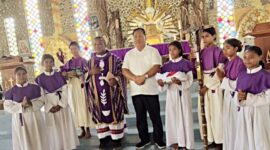 Wakil Bupati Malaka Henri Melki Simu pose bersama Pastor paroki Besikama Romo Oktavianus Neno, PR dan para misdinar usai menyerahkan baju misdinar/dok istimewa/Timornesia