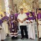 Wakil Bupati Malaka Henri Melki Simu pose bersama Pastor paroki Besikama Romo Oktavianus Neno, PR dan para misdinar usai menyerahkan baju misdinar/dok istimewa/Timornesia