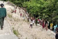 Siswa-siswi SDK Lotas bersama guru-guru menanam pohon gamal di KM 10 yang menjadi lokasi longsor di Desa Lotas/dok pribadi/fon/Timornesia