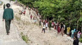Siswa-siswi SDK Lotas bersama guru-guru menanam pohon gamal di KM 10 yang menjadi lokasi longsor di Desa Lotas/dok pribadi/fon/Timornesia