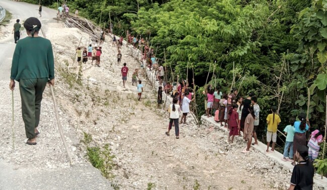Siswa-siswi SDK Lotas bersama guru-guru menanam pohon gamal di KM 10 yang menjadi lokasi longsor di Desa Lotas/dok pribadi/fon/Timornesia