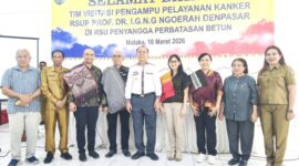 Tim Visitasi Pengampu Pelayanan Kanker RSUP Ngoerah Denpasar pose bersama Bupati Malaka dr. Stefanus Bria Seran, MPH, Direktur RSUPP Betun dr. Oktelin Kurniawati Kaswadie dan tim pendamping pembangunan Kabupaten Malaka di aula RSUPP Betun, Selasa 10/3/2026/dok istimewa/Timornesia