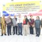 Tim Visitasi Pengampu Pelayanan Kanker RSUP Ngoerah Denpasar pose bersama Bupati Malaka dr. Stefanus Bria Seran, MPH, Direktur RSUPP Betun dr. Oktelin Kurniawati Kaswadie dan tim pendamping pembangunan Kabupaten Malaka di aula RSUPP Betun, Selasa 10/3/2026/dok istimewa/Timornesia
