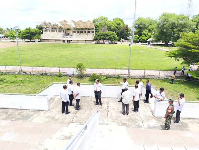 Bupati Malaka dr. Stefanus Bria Seran, MPH bersama para pejabat Malaka meninjau stadion RTP Kobalima yang dipersiapkan sebagai venue sepak bola PON 2028/dok pribadi/Timornesia